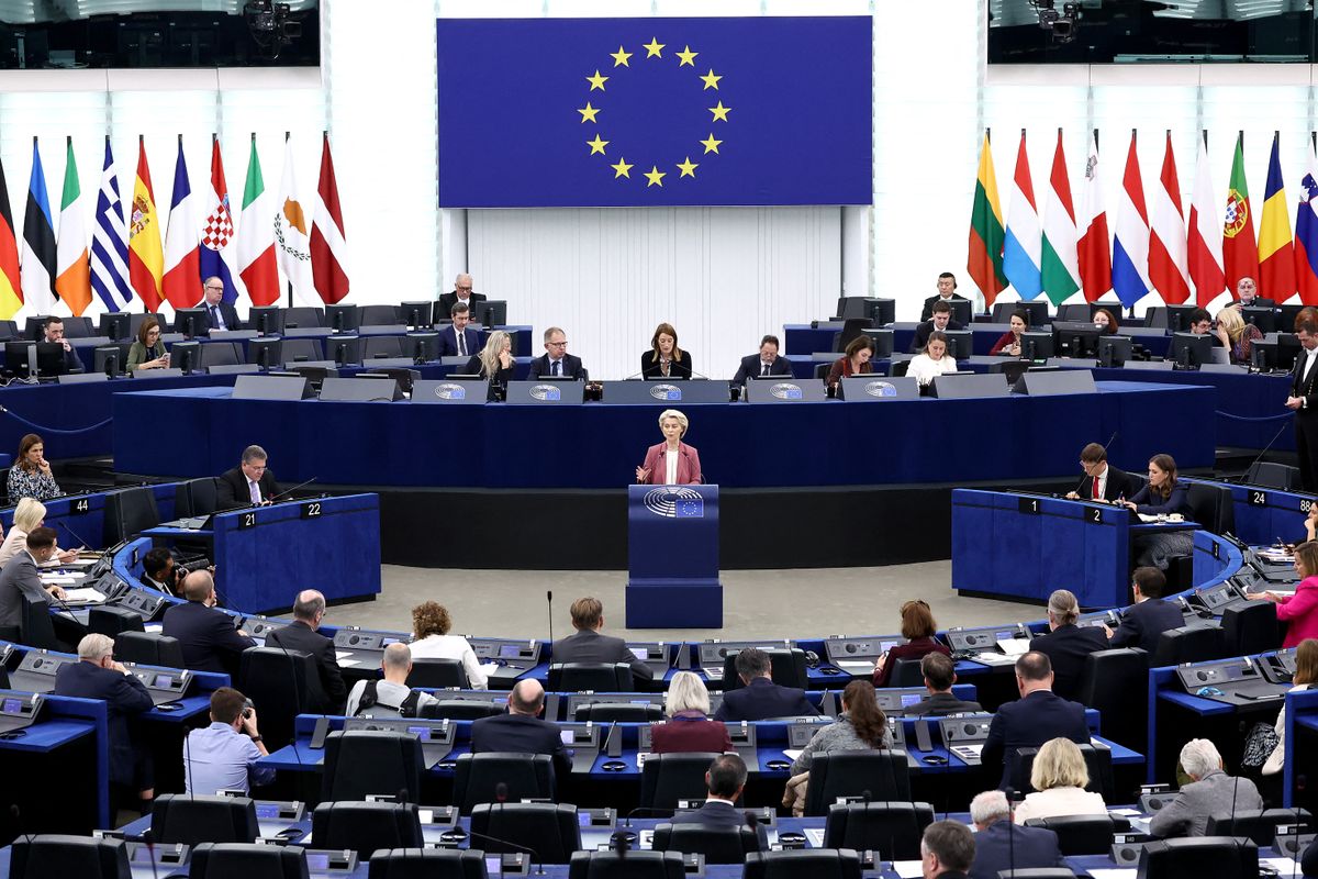 Brüsszel a tagállamokra tolja az ukrán hitel kockázatát, miközben a befagyasztott orosz vagyonra épített terv több kérdést vet fel, mint amennyit megválaszol.