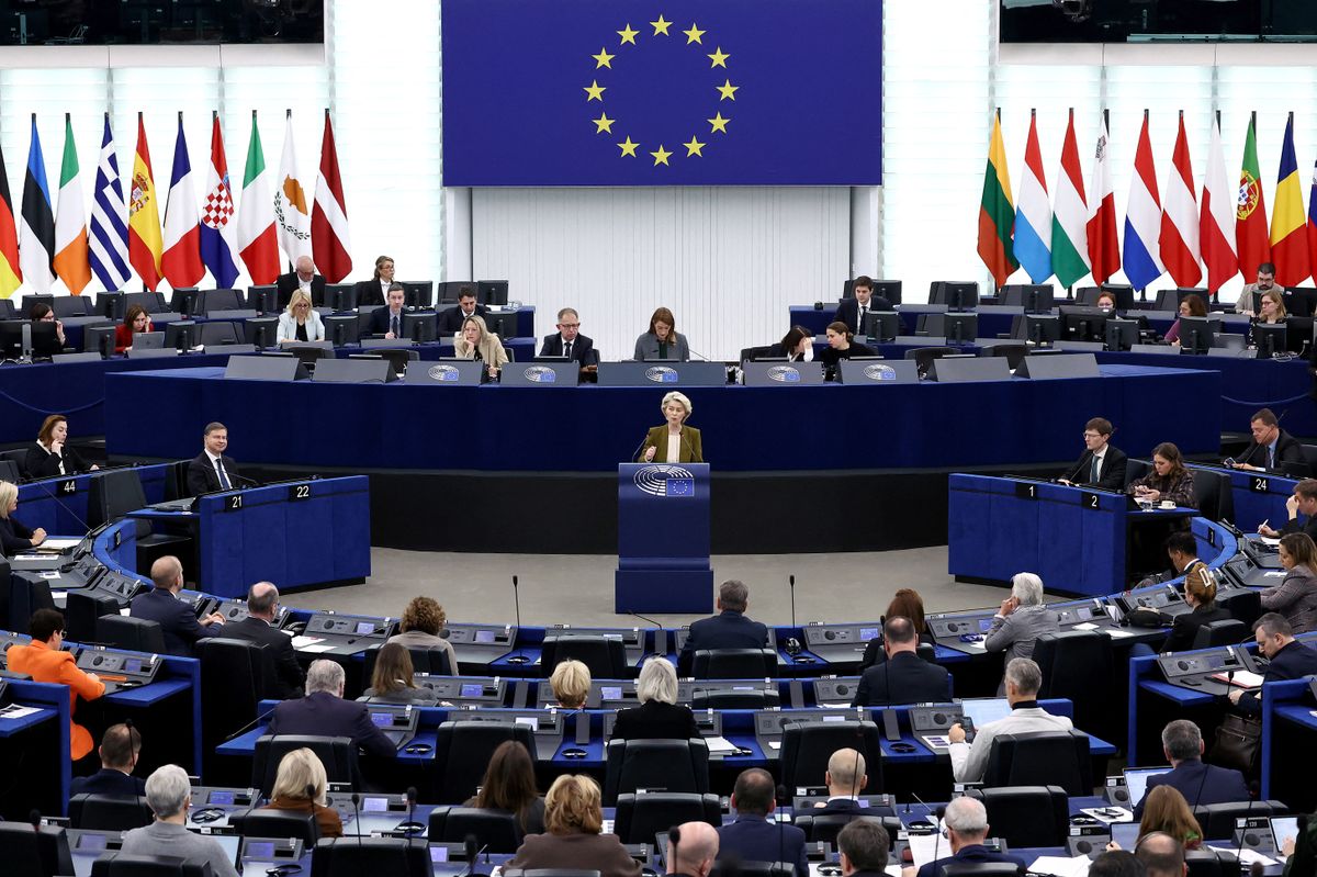 Brüsszel újabb pénzcsapokat nyitna Ukrajnának: uniós hitelfelvétel és jóvátételi hitel biztosítaná a támogatások folytatását.