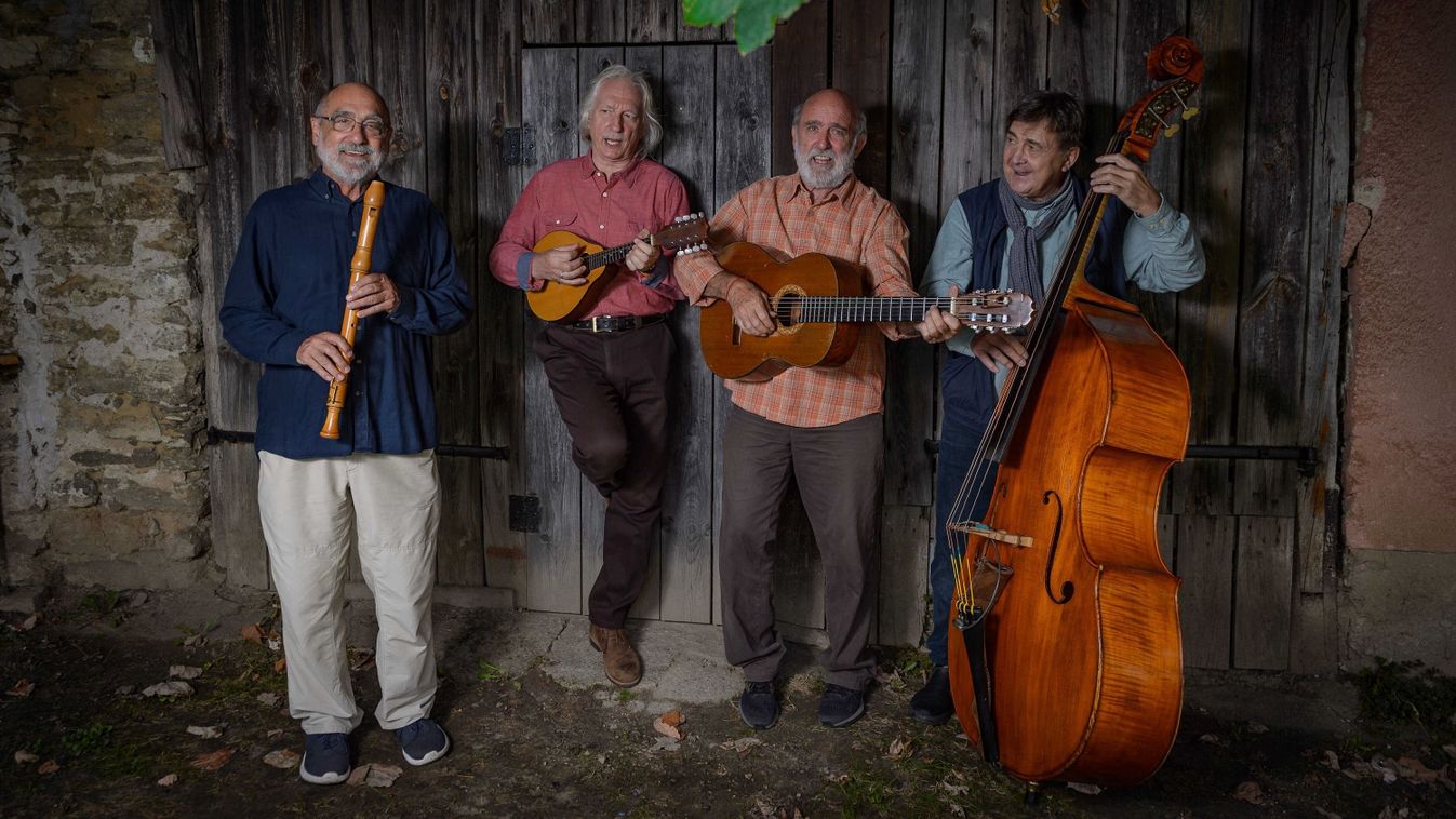 Adventi turnéra indul a Kaláka