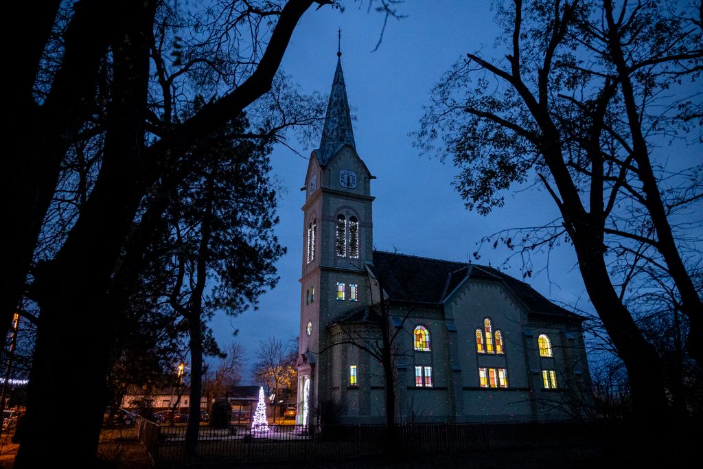 20251126 Orosháza-Szentetornya ahol kivilágított templom várja advent idején a gyülekezetet Fotó: Kállai Márton KM
