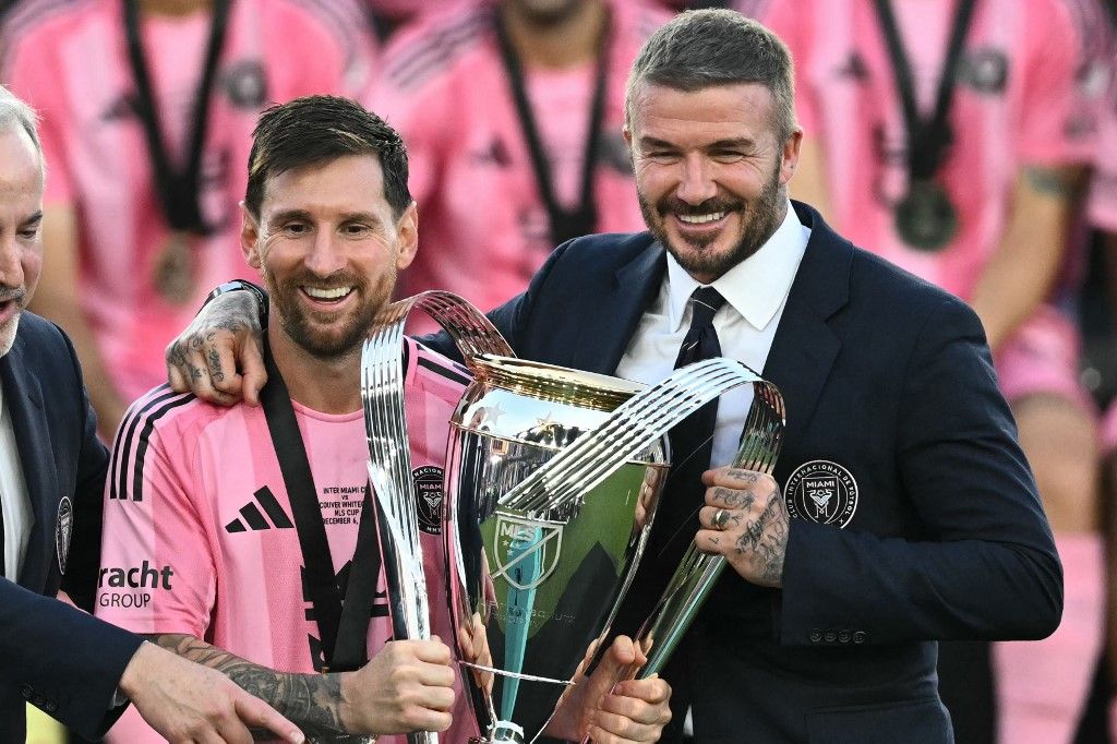 Messi és Beckham az MLSZ trófeájával