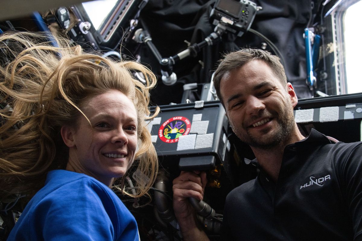 Kapu Tibor magyar kutató űrhajós Nichole Ayers amerikai asztronautával a Nemzetközi Űrállomás fedélzetén