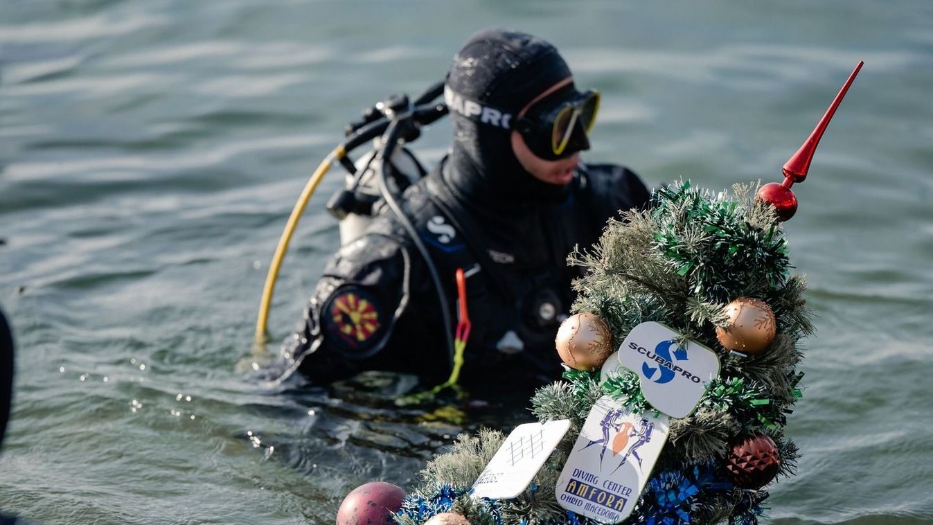 Víz alatt állítottak karácsonyfát a búvárok az Ohridi-tóban