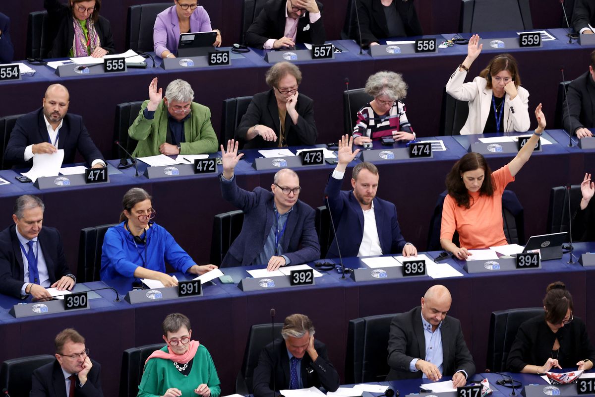 A zöldek lisszaboni kongresszusán súlyos vádak hangzanak el: szerintük von der Leyen politikája veszélyezteti a szociális jogokat és a demokratikus elveket.