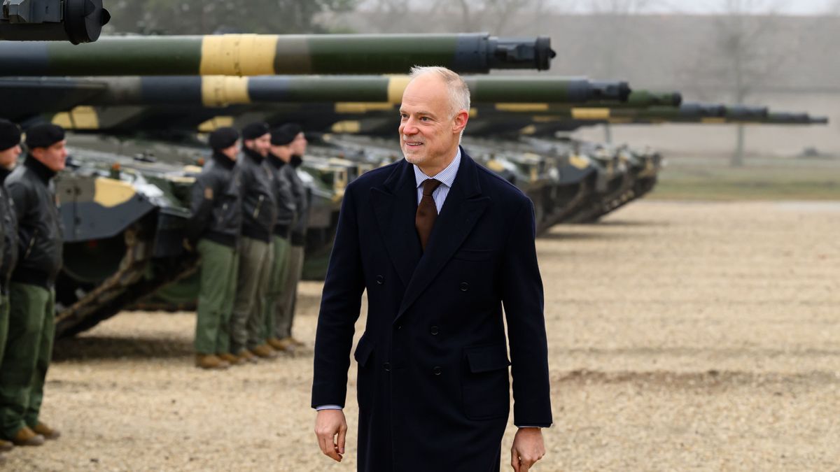 Szalay-Bobrovniczky Kristóf honvédelmi miniszter a Leopard 2 A7HU típusú harckocsikkal (MTI/Vasvári Tamás)