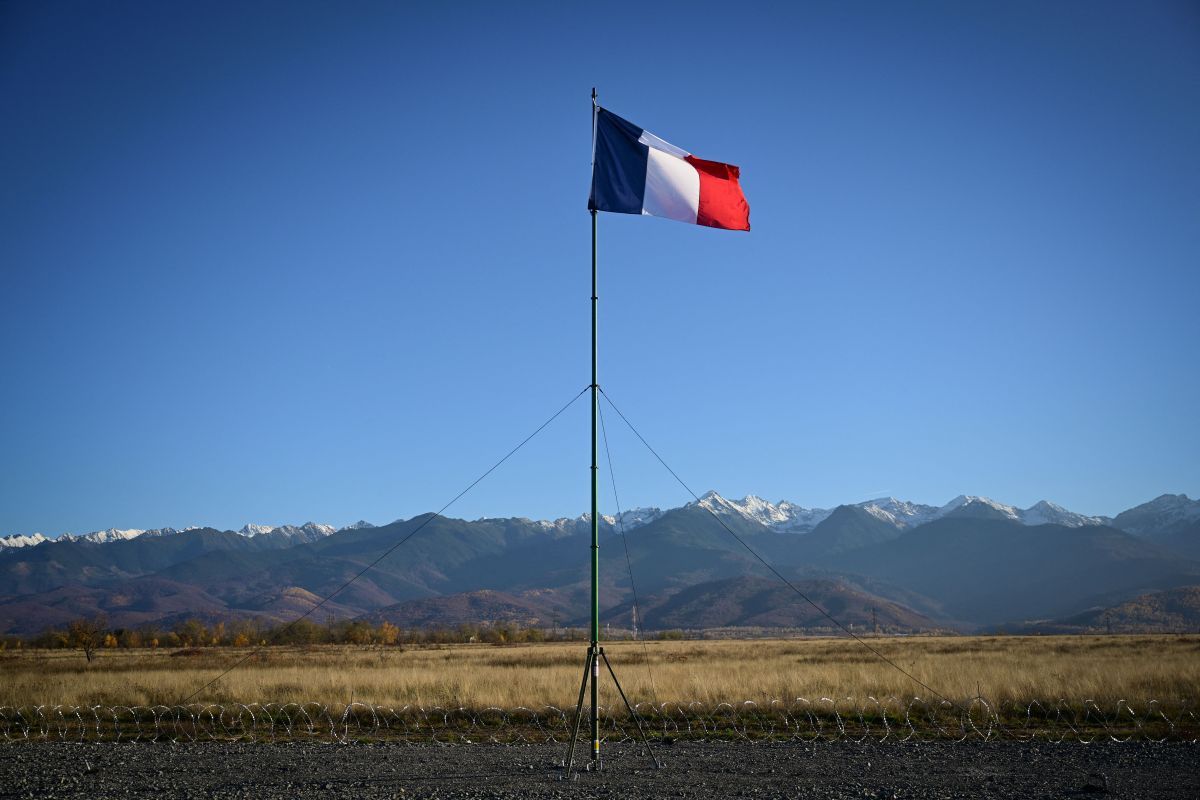 Francia zászló a Kercisóra közelében fekvő gyakorlótéren – A 2025-ös Dacian Fall NATO-hadgyakorlat vészjósló tanulságokat tartogatott a katonai szövetség egyik leghangosabb európai állama