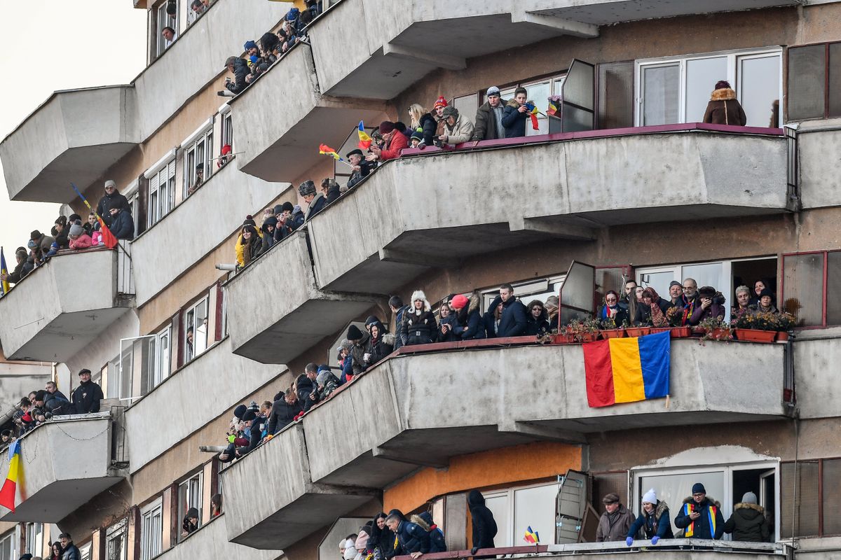 A gyulafehérvári katonai parádé nézői ünneplik Erdély és a Regát egyesülését 2018. december 1-jén (Fotó: MTI/Czeglédi Zsolt)