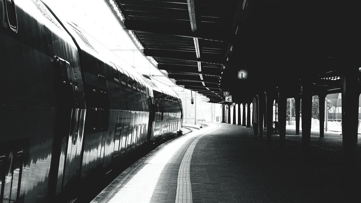 Tragédiával indul az újév: behajtott egy autó a vasúti átjáróba a piros jelzés ellenére, mind a négy utas meghalt