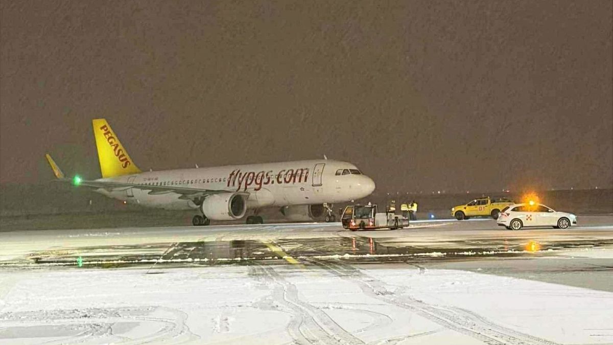 Itt az első videó a Ferihegyen balesetet szenvedő repülőről – az utasok azonnal elhagyták a fedélzetet