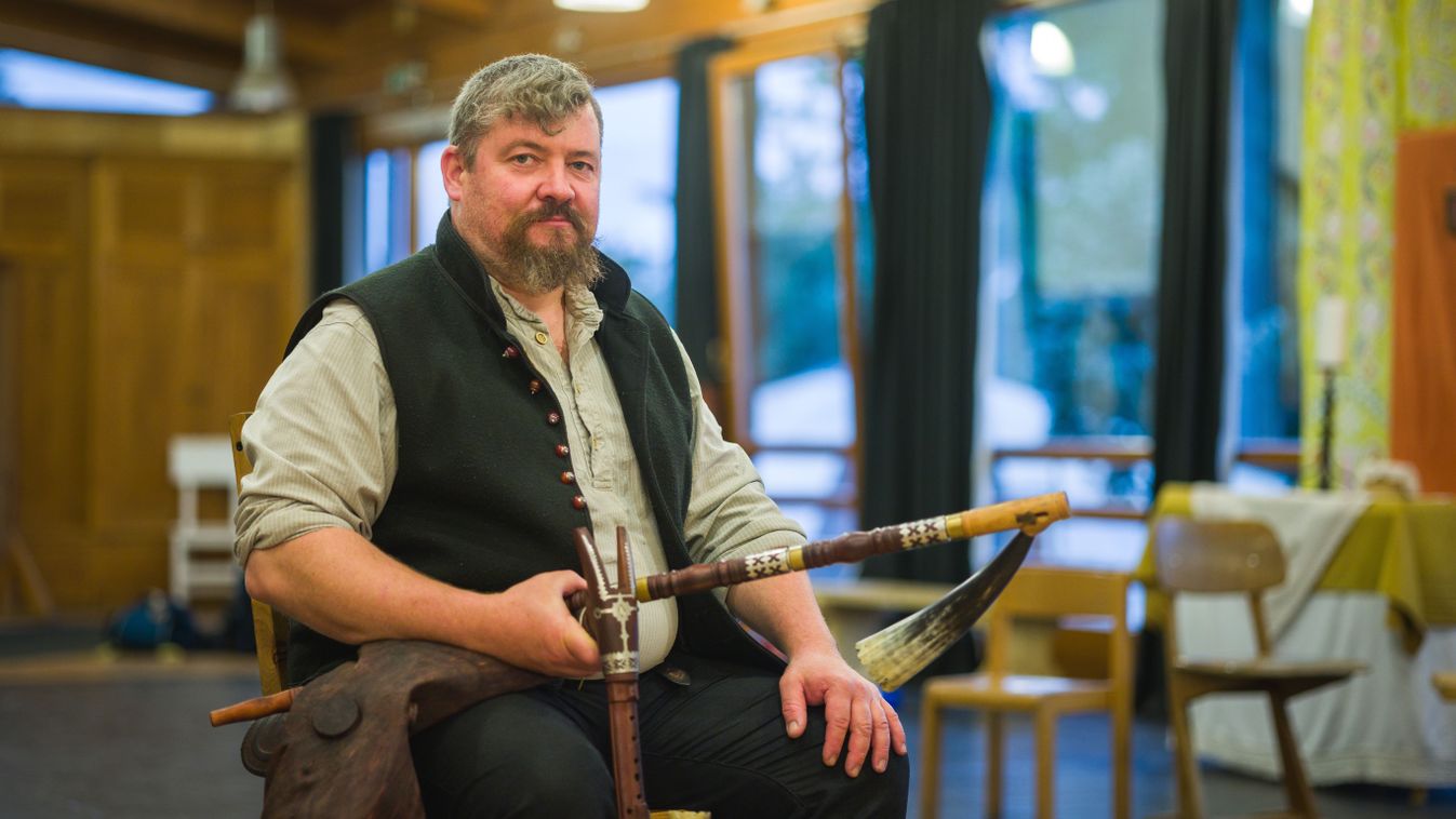 Varázserejű hangszerre cserélte a&nbsp;rockgitárt