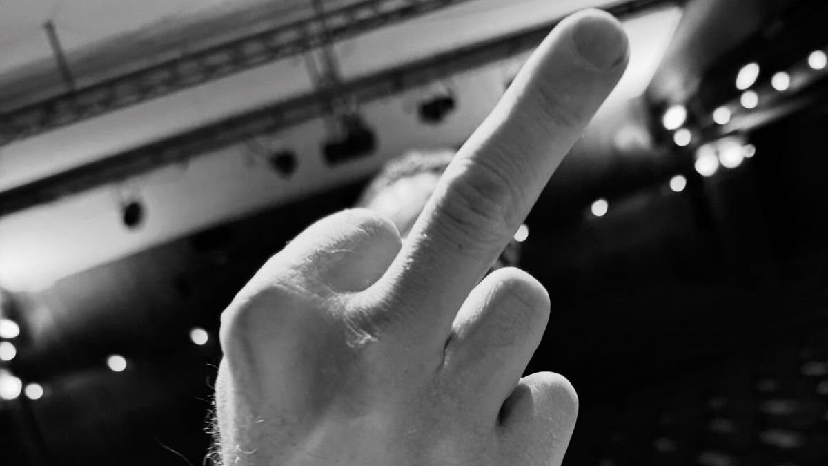 Nem is vártunk mást: középső ujját feltartva üzent a rendszernek, majd kívánt k*rva jó évet Molnár Áron