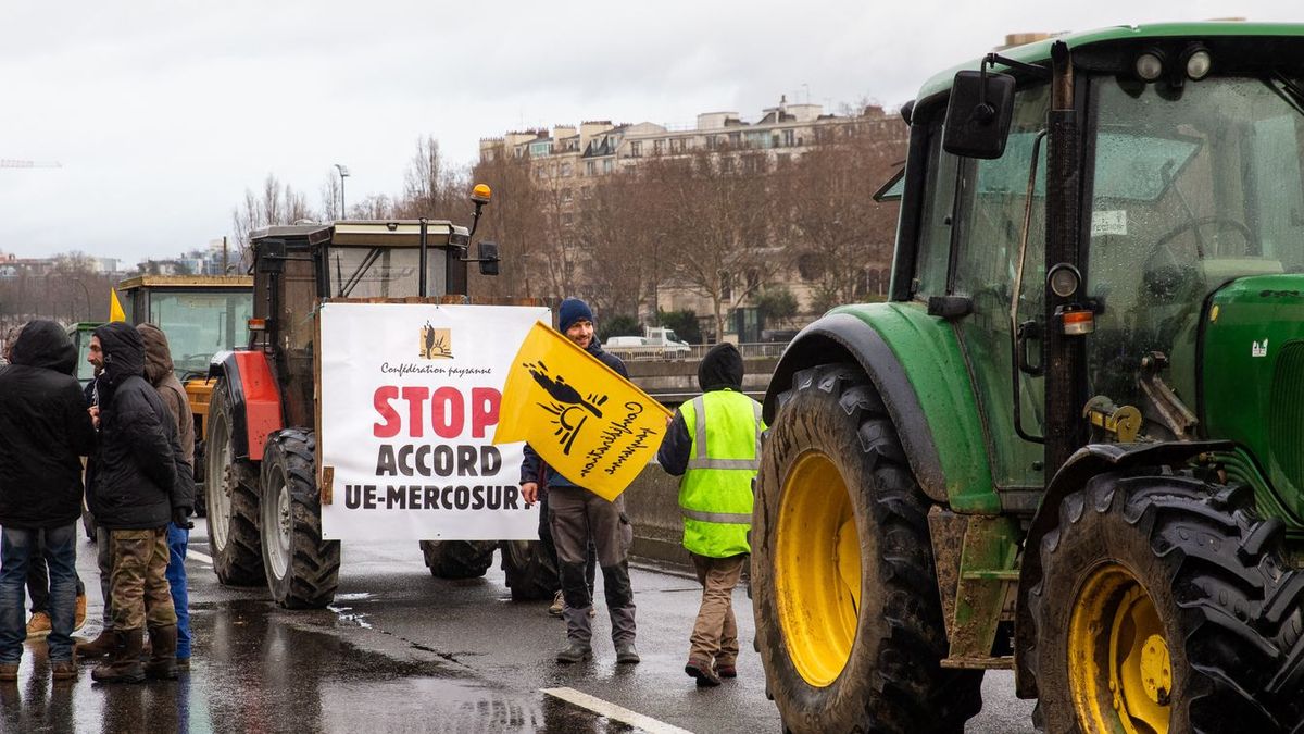 Szorul a hurok Macron nyaka körül: több száz traktor vonult be Párizsba