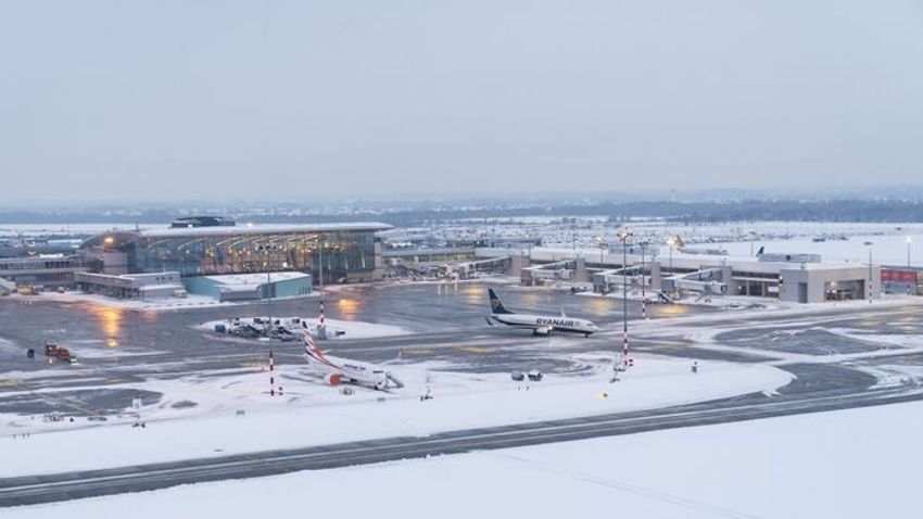 Látványos fotókon, ahogy kiszabadult a reptér