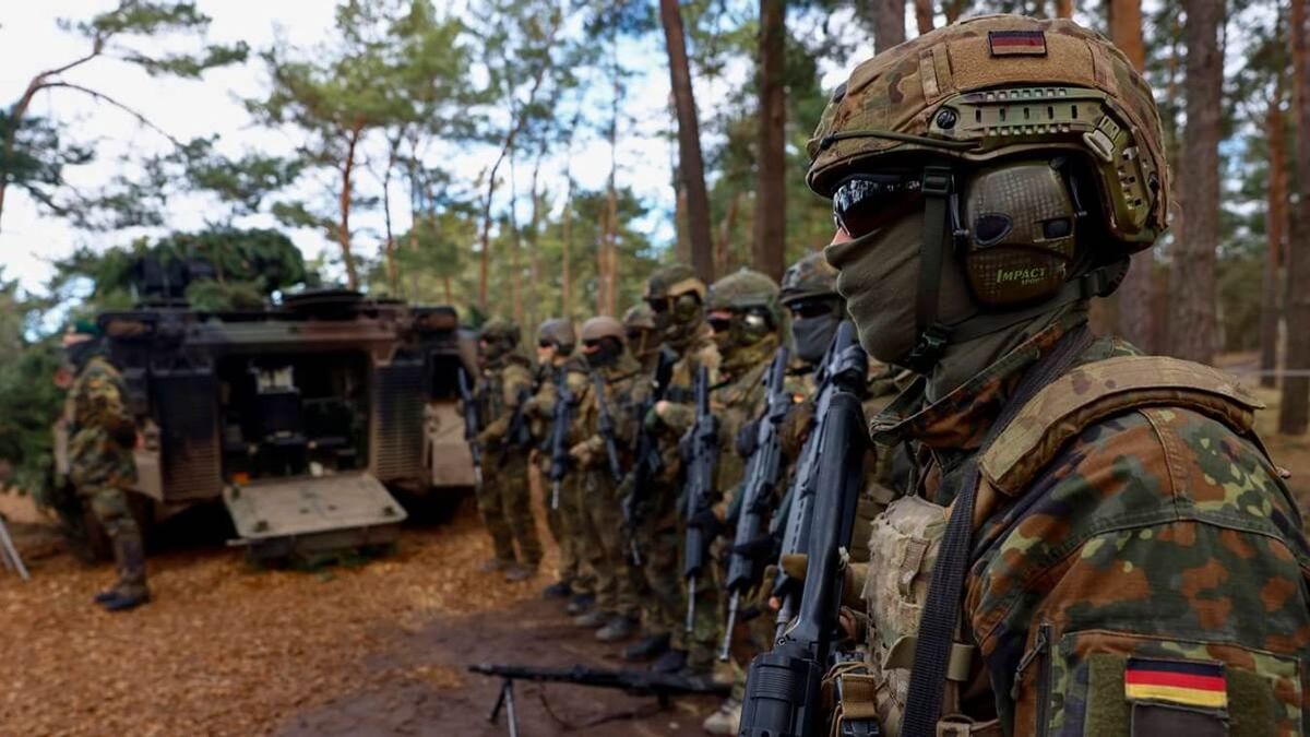 Hoppá: teljes harci díszben megindultak a francia és német katonák