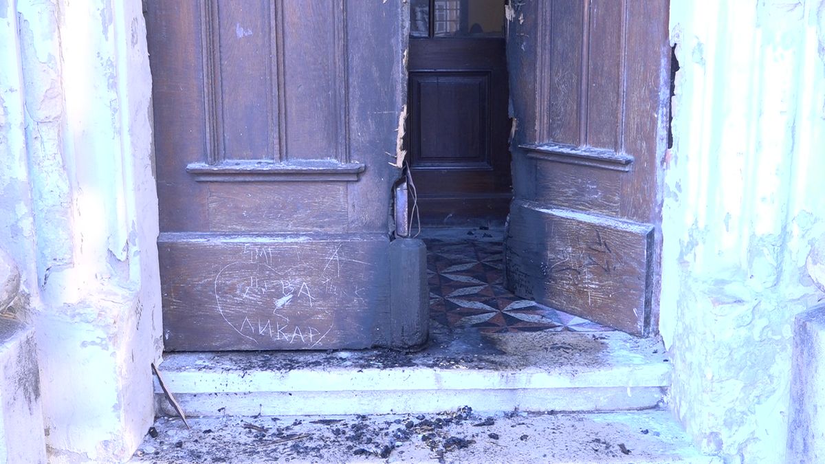 Felgyújtották az újvidéki Mária Neve-templom egyik bejáratát