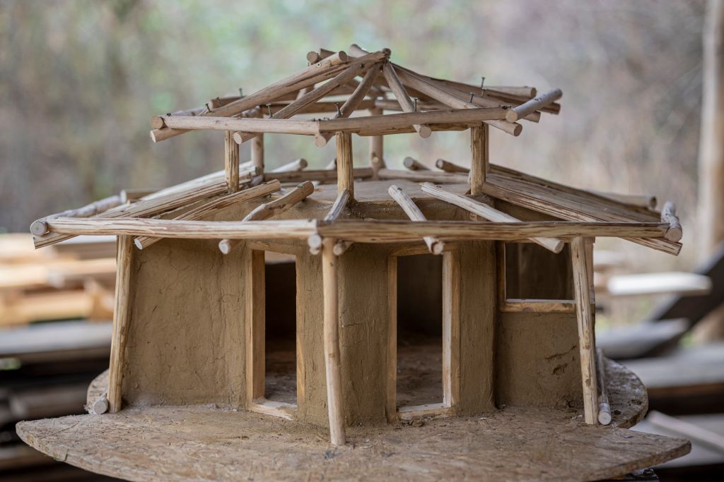 20251208 Bakonybél Kunyhóépítő Erdész Gerzson által tervezett reciprokházak a Bakony mélyén Fotó: Kállai Márton