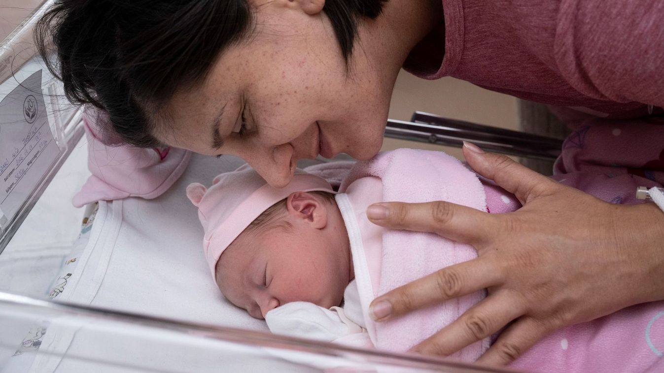 Kislány az újév első babája