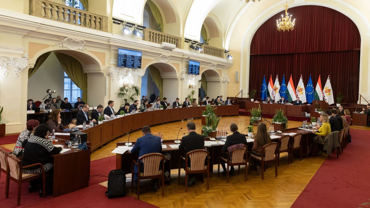 „Már ácsolják a színpadot…” – kíméletlenül kiosztotta a Fővárosi Közgyűlést a Fidesz képviselője