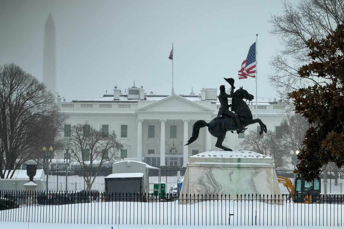 Történelmi hóvihar bénítja meg az Egyesült Államokat: halálos áldozatok, áramkimaradások és közlekedési káosz sújtja az országot.