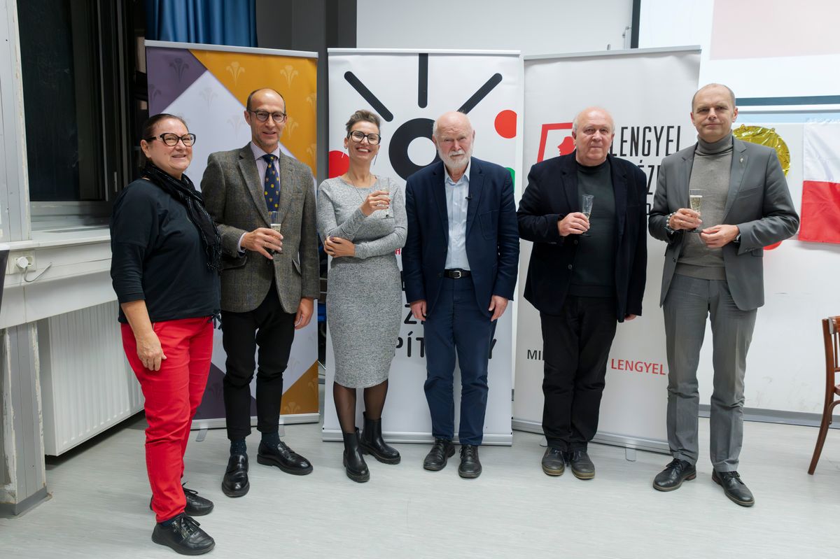 Lengyel szak – A Lengyel Tanszék tavaly ünnepelte fennállásának 30. évfordulóját. Ez is azt mutatja, milyen fontos helyet tölt be a hazai egyetemi képzések rangsorában.