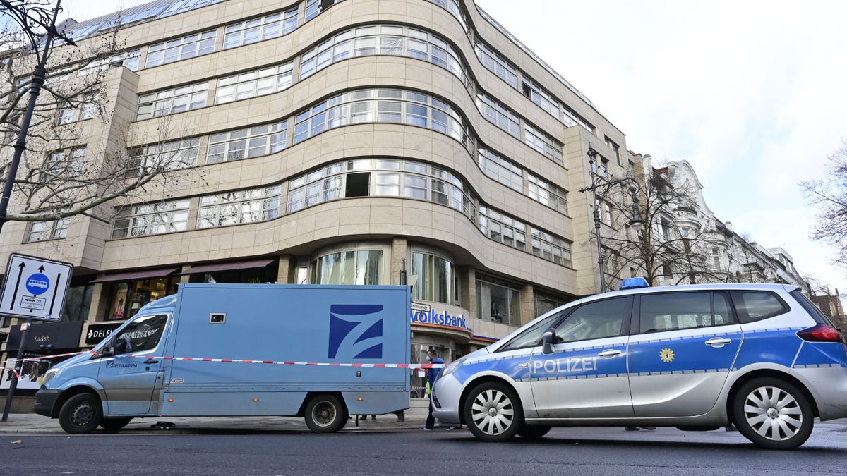 Kellemetlen: rendőrök lepték el a bankot, amiben a BlackRock a legnagyobb részvényes