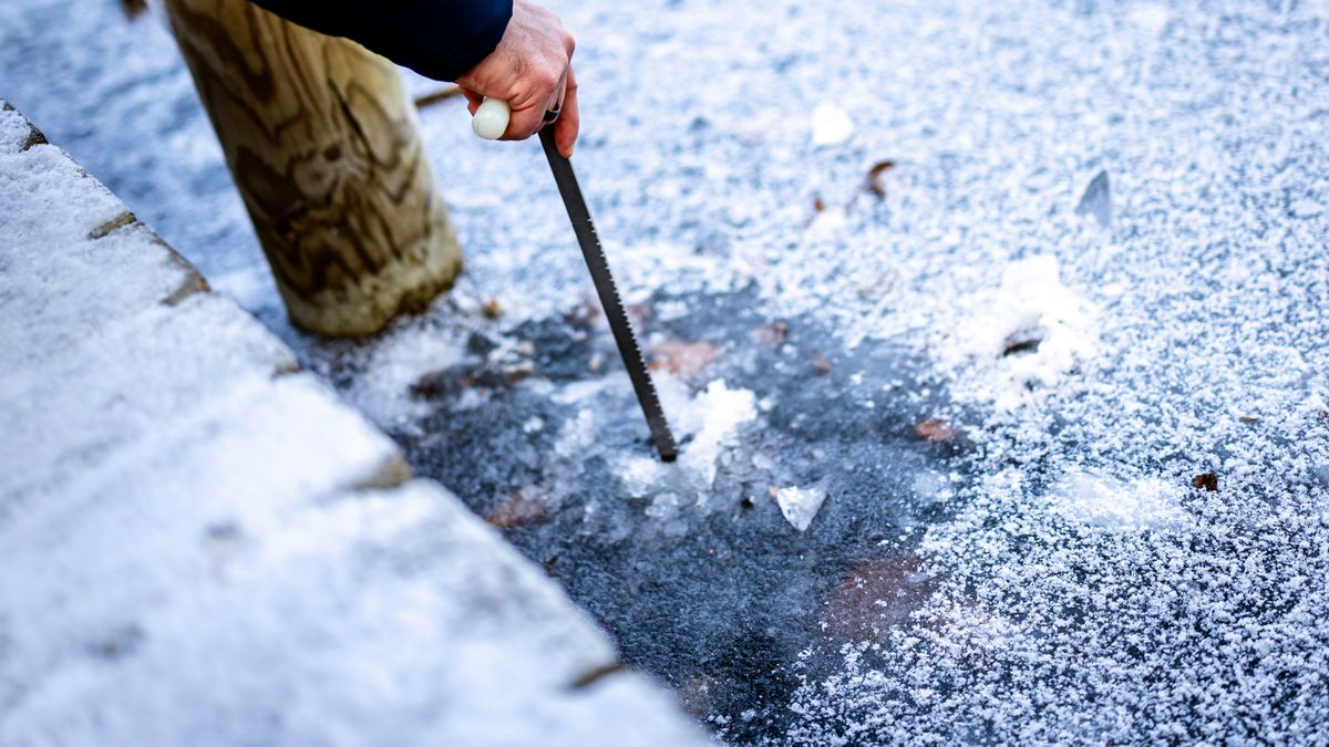 Közel volt a tragédia: lékvágók alatt szakadt be a halasi Sóstó jege (VIDEÓ)