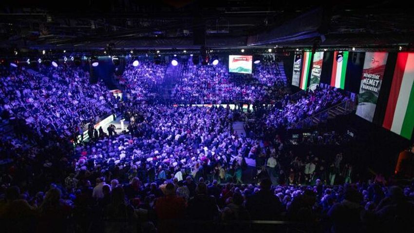 Egy gombostűt sem lehet leejteni a miskolci Háborúellenes Gyűlésen!