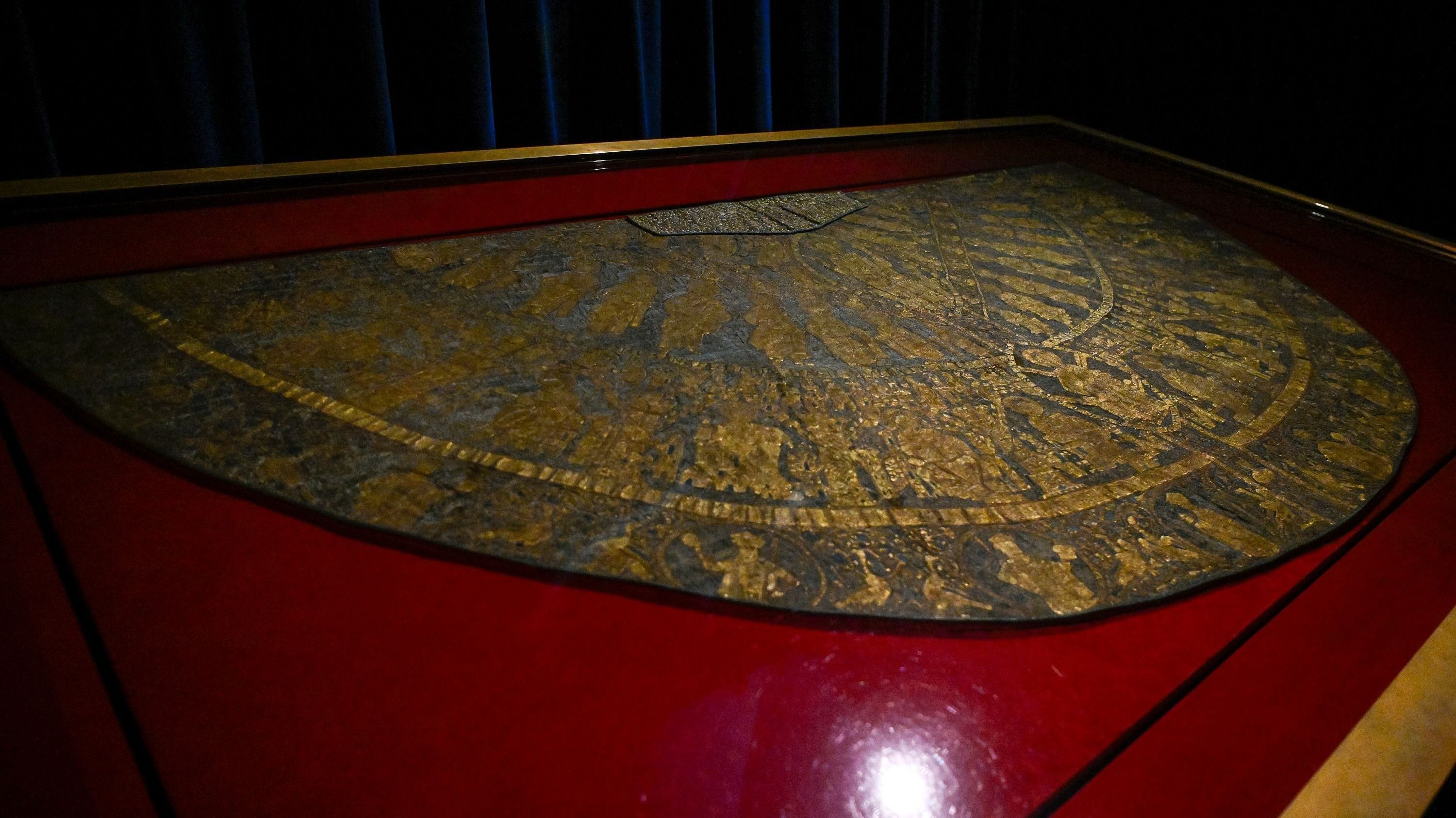 Kiemelték vitrinjéből a koronázási palástot a Nemzeti Múzeumban