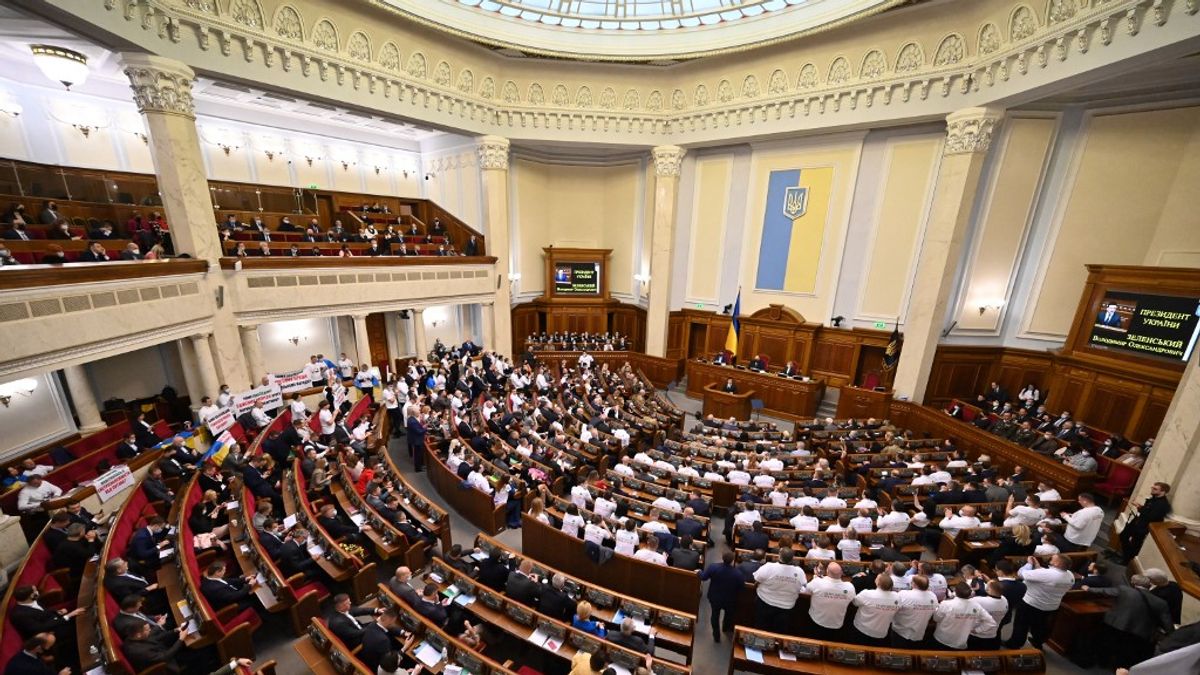 Fagy és sötét: az ukrán parlamentet is elérték az orosz támadások hatásai