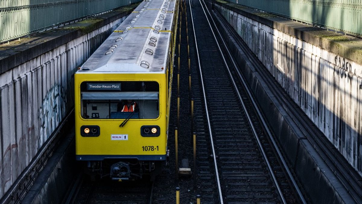 Vérfagyasztó: metró elé rántott egy fiatal lányt a szudáni migráns Hamburgban