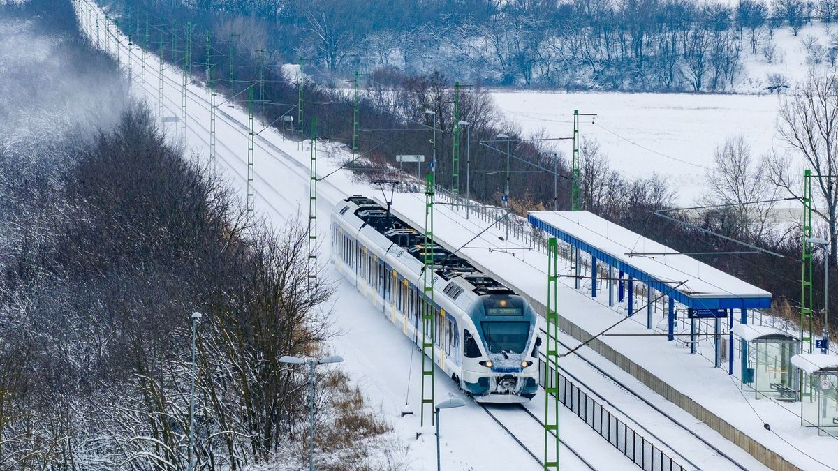 Itt az újabb Lázár-jelentés a hóhelyzetről: a buszok még csúszásban, de a vasúton helyreáll a rend