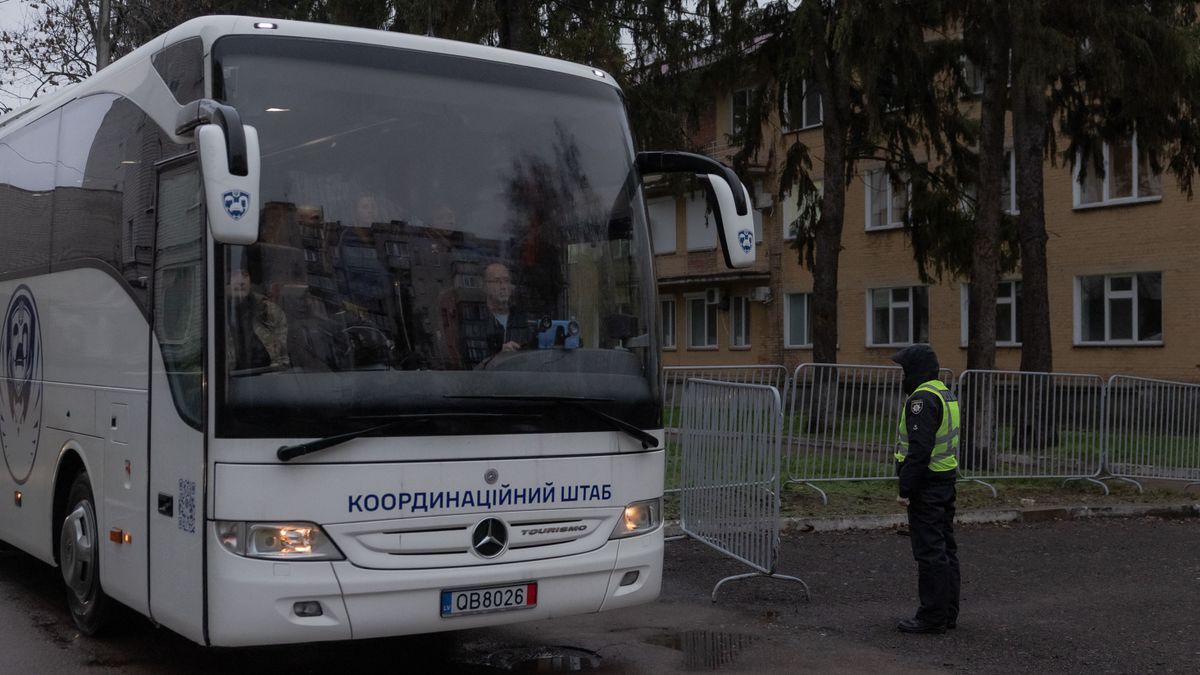 A buszon hagyta utasait egy buszsofőr, majd átmenekült a határon