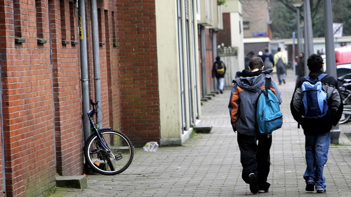 Elképesztő igazságtalanság: a holland kormány csak úgy szórja a szociális bérlakásokat a migránsoknak