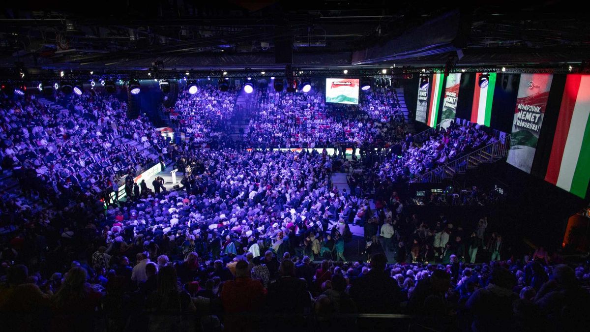 Elképesztő látvány: egy gombostűt sem lehet leejteni a miskolci Háborúellenes Gyűlésen (GALÉRIA)