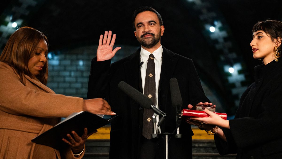 Egy elhagyatott metróállomáson, a Koránra esküdött fel New York szocialista polgármestere