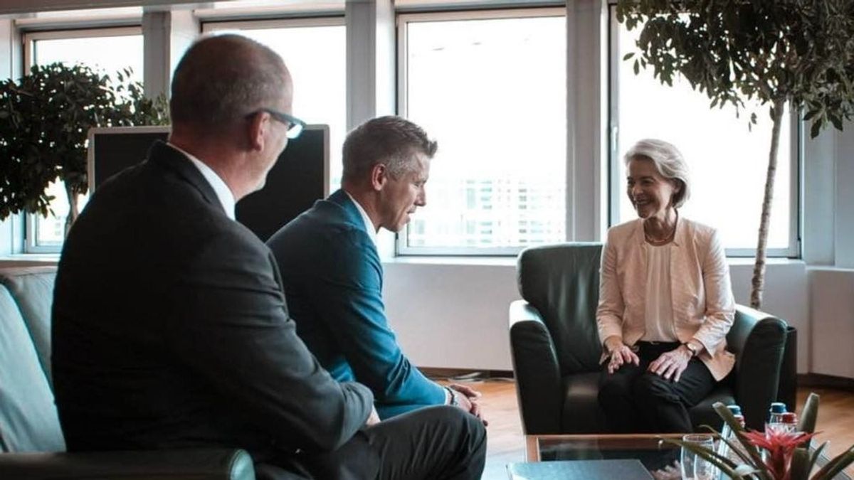 Magyar Péter Ursula von der Leyen mellé állt