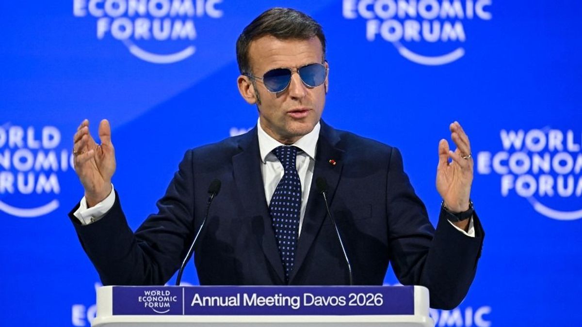 Lehullt a lepel: kiderült, mit takargat Macron