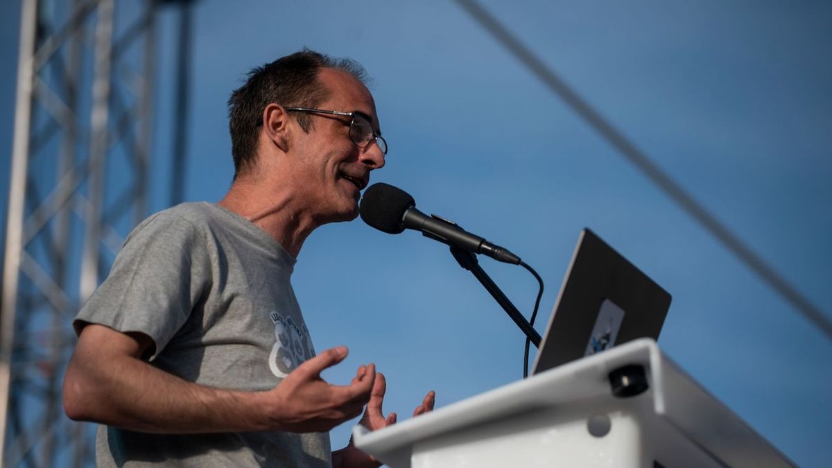 Hiába fenyegetőzött Magyar Péter: a Kutya Párt elindul a választáson