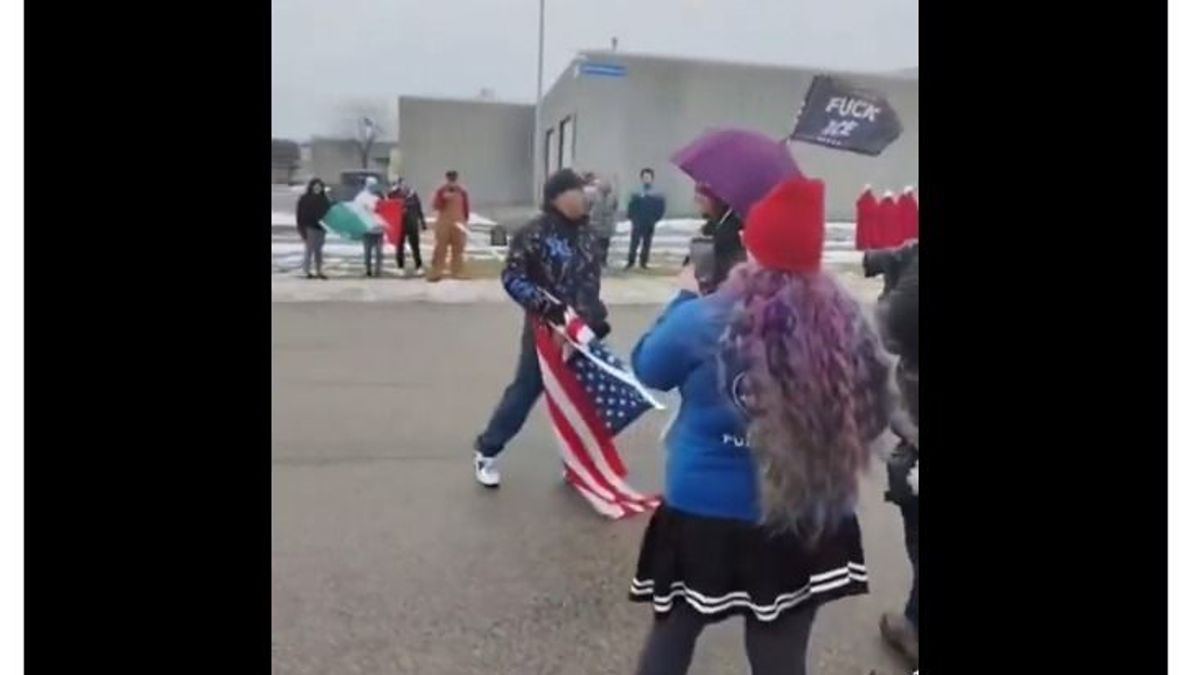 Házhoz mentek a pofonért: videón, ahogy egy amerikai férfi sorra üti ki az agresszív bevándorláspárti aktivistákat