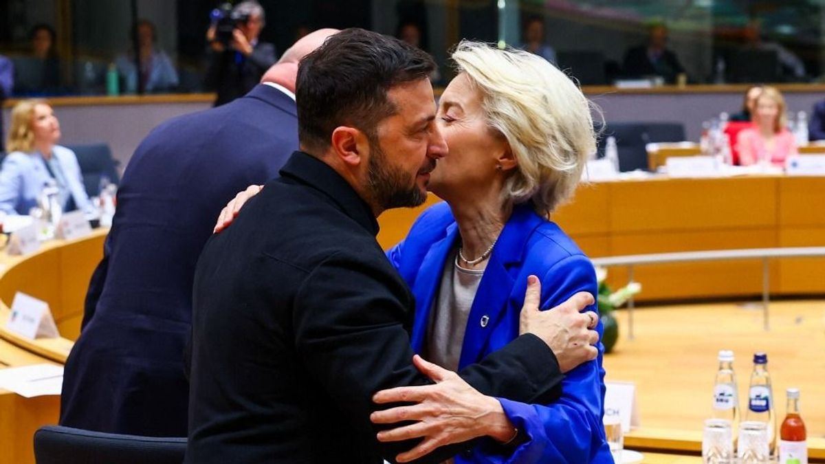 Érik a botrány: Ursula von der Leyenről és Volodimir Zelenszkijről pusmognak Brüsszelben