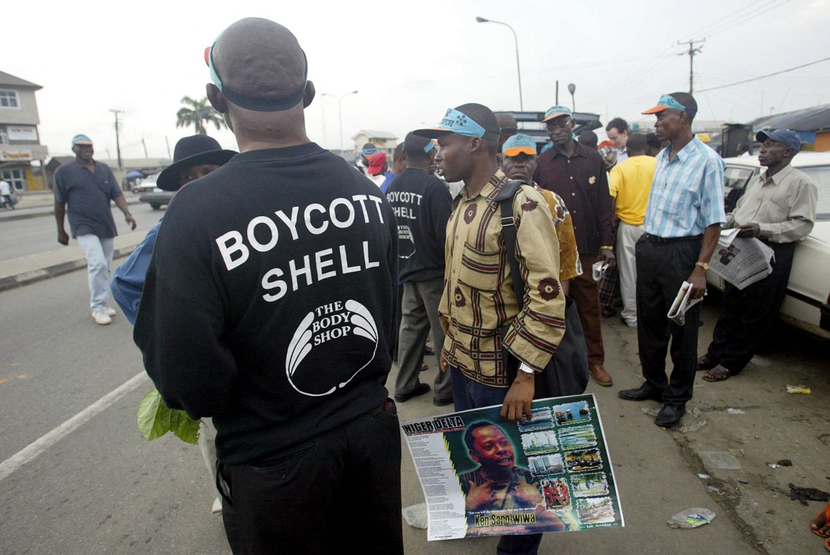 Nigéiriai tüntetés 2005-ben egy kivégzett környezetvédelmi aktivistáért, aki a Shell elleni küzdelmet vezette - Forrás: AFP