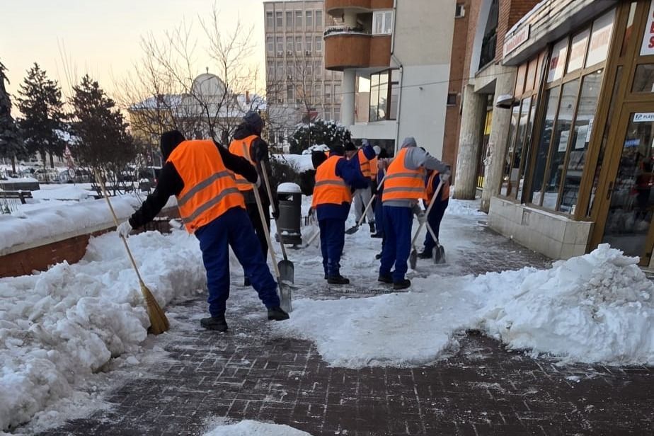 Romániában rabokat mozgósítottak a hóeltakarításra Nagyenyeden és Gyulafehérváron a rendkívüli téli helyzet miatt.