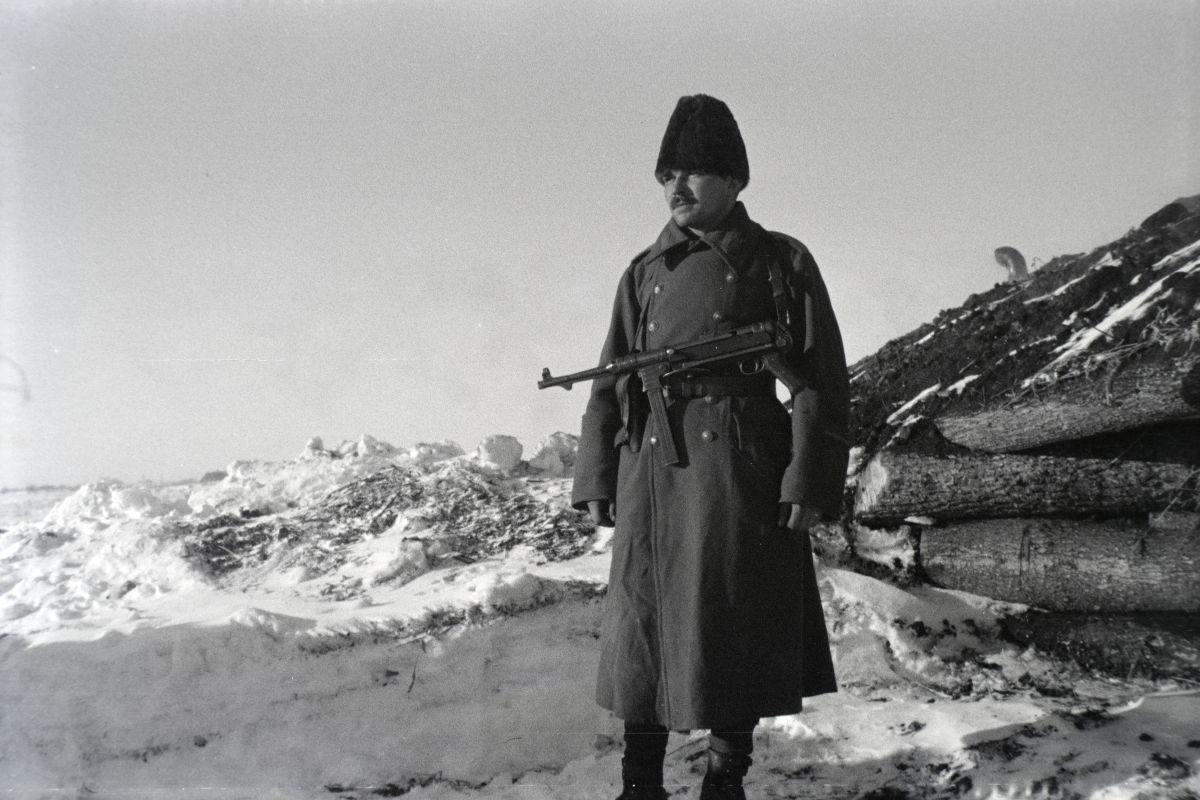 A magyar királyi 2. honvéd hadsereg katonája egy fedezék előtt, a Don-kanyarban, 1942 decemberében