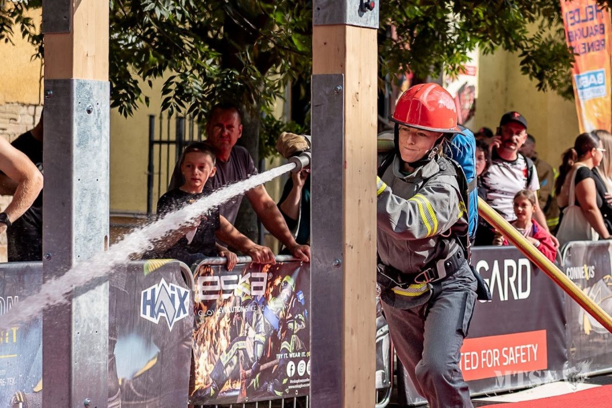 Tikász Ernesztina hivatásos katona és önkéntes tűzoltó, aki már éles helyzetben is bizonyított