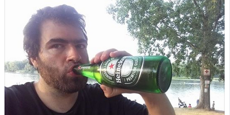 Jámbor vörös csillagos sörrel ünnepli egy ember halálát - Forrás: Jámbor András Facebook oldala