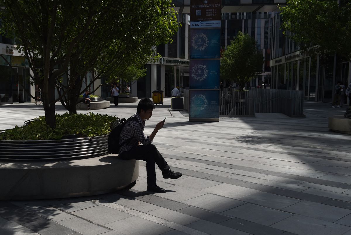Egy sokkoló kínai alkalmazás hódít a fiatalok körében, amely rendszeresen rákérdez, hogy a felhasználó életben van-e, és vészjelzést küldhet baj esetén.