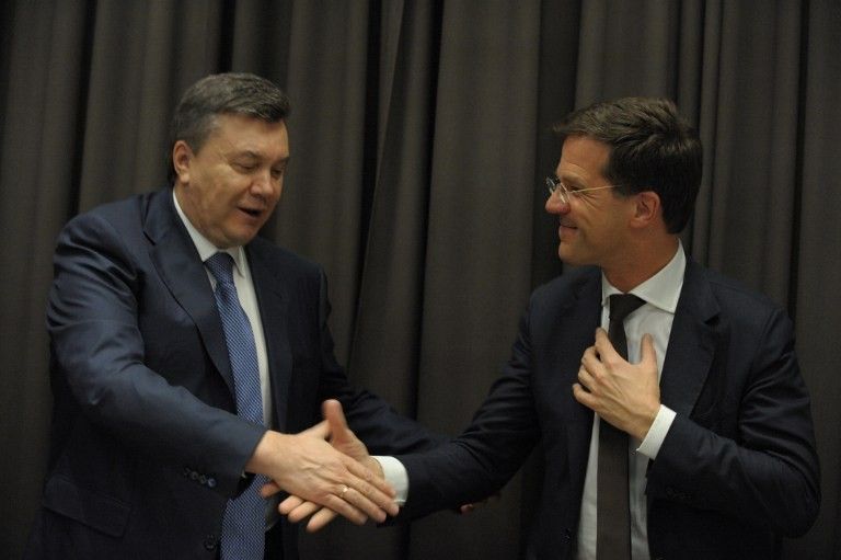Mark Rutte (akkor Hollad kormányfő, ma NATO főtitkár) és Vikrtor Janukovics (egykori ukrán elnök) a Shell üzlet aláírásakor 2013-ban - Forrás: Reuters