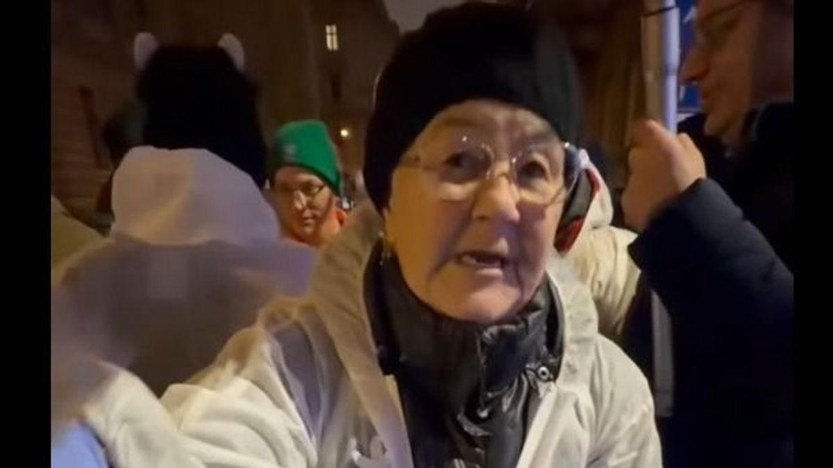 Nincs tüntetés „Fáklya néni” nélkül – így mulatott a tiszás „forradalmon” (VIDEÓ)