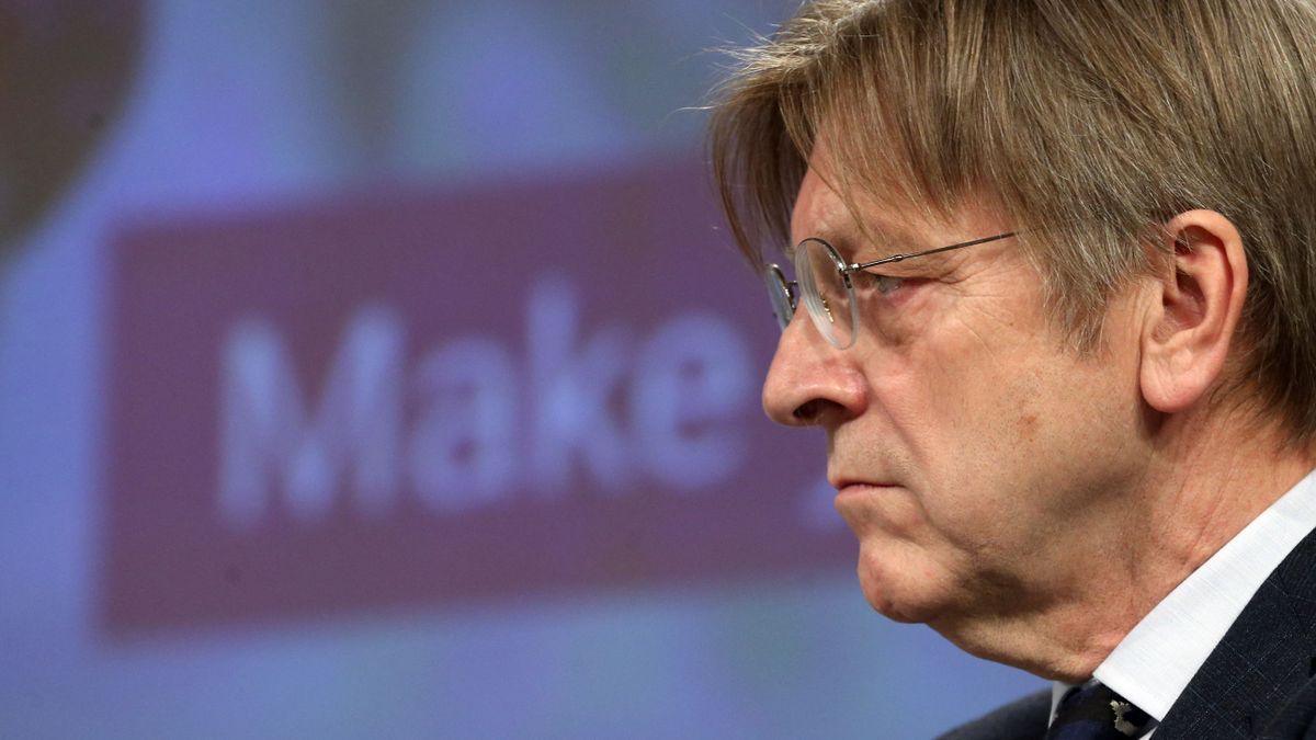 Előbukkant Guy Verhofstadt és rögtön üzent Orbánnak: „Zelenszkijnek 100 százalékig igaza van”
