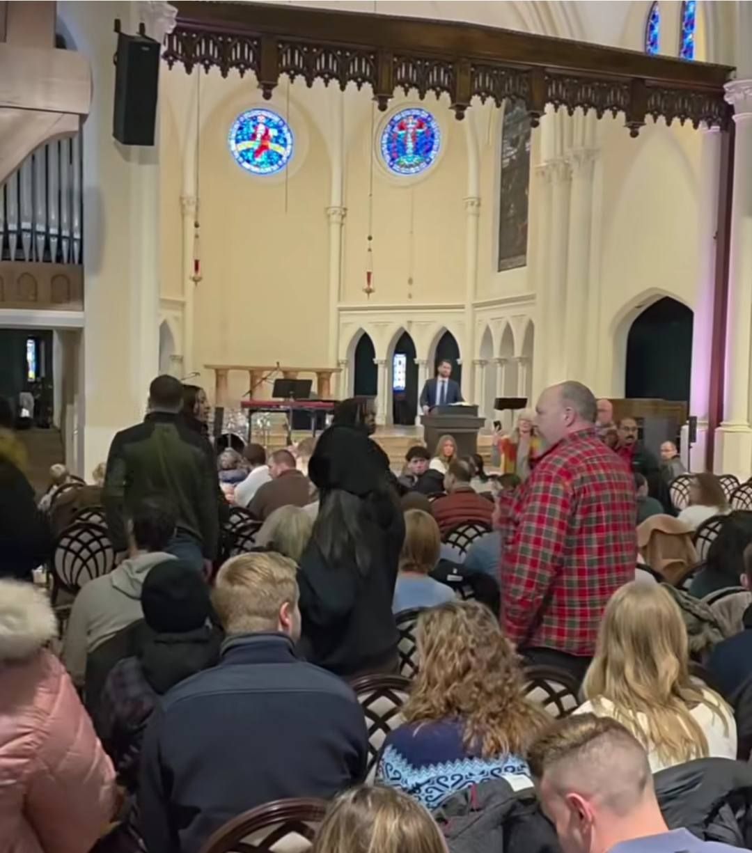 Tüntetés zavarta meg a baptista istentiszteletet, az aktivisták a templomban skandáltak és a hívek közé vonultak.